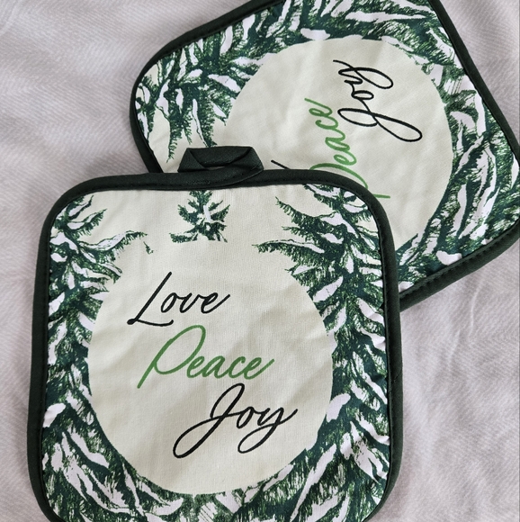 Gnome Holiday Kitchen Towels and Potholder set with Bonus Gift. NWT - Picture 6 of 7